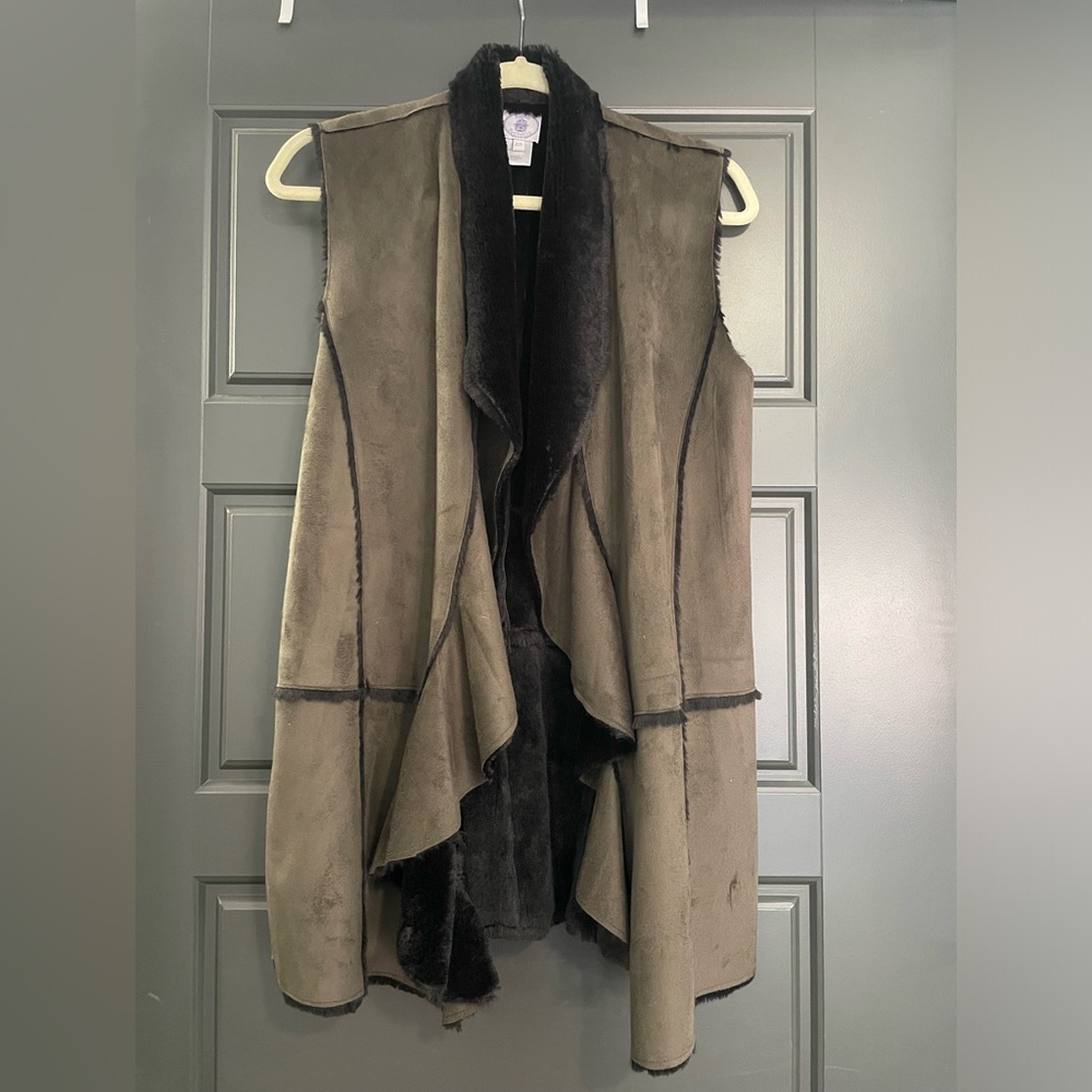 Muche & Muchette vest. Army green and black.